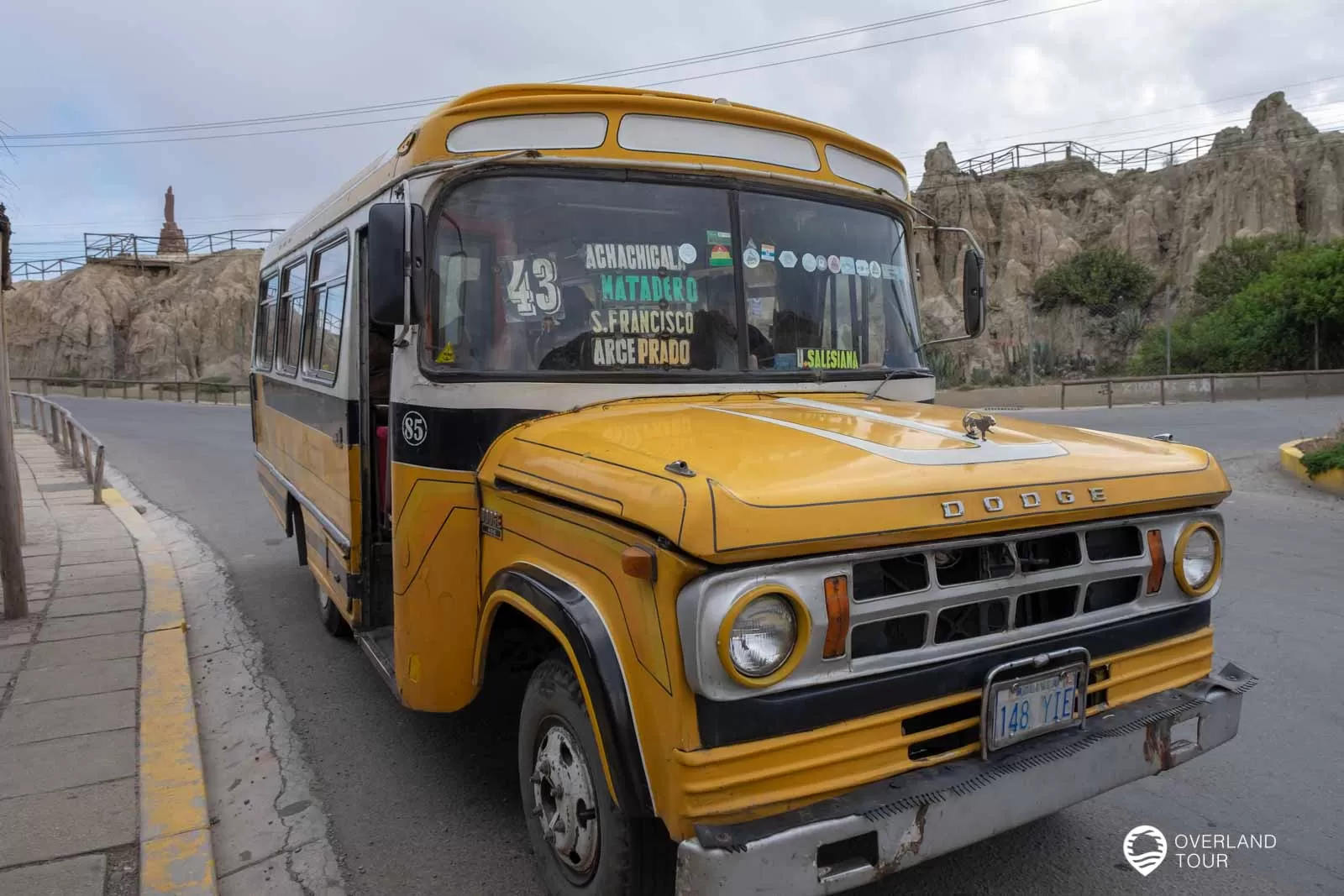 Haltestelle des gelben Bus 43 zum Valle de la Luna in Mallasa Haltestelle des gelben Bus 43 zum Valle de la Luna in Mallasa