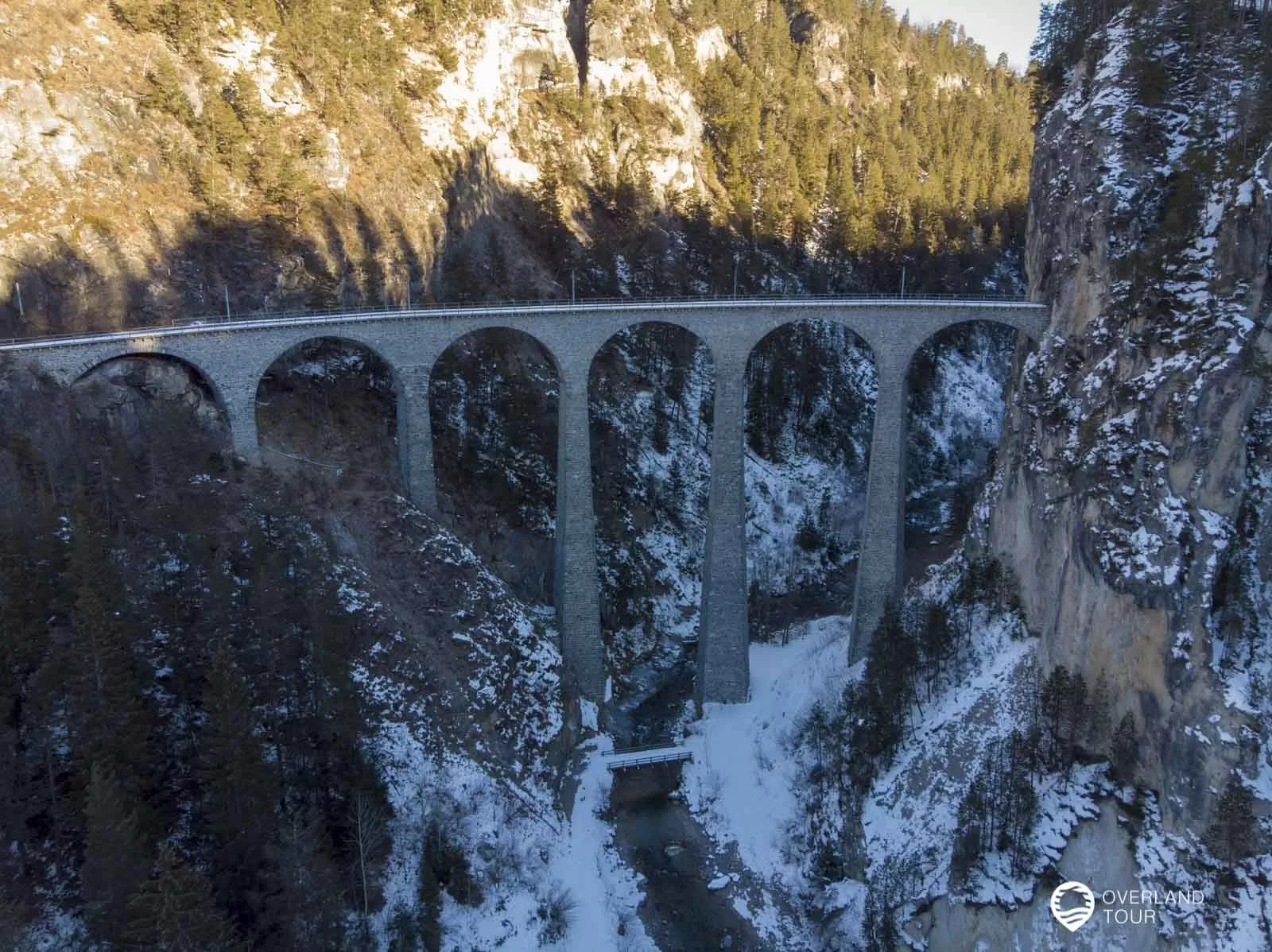 Landwasserviadukt aus der Luft, Drohnenaufnahme über dem Landwassertal