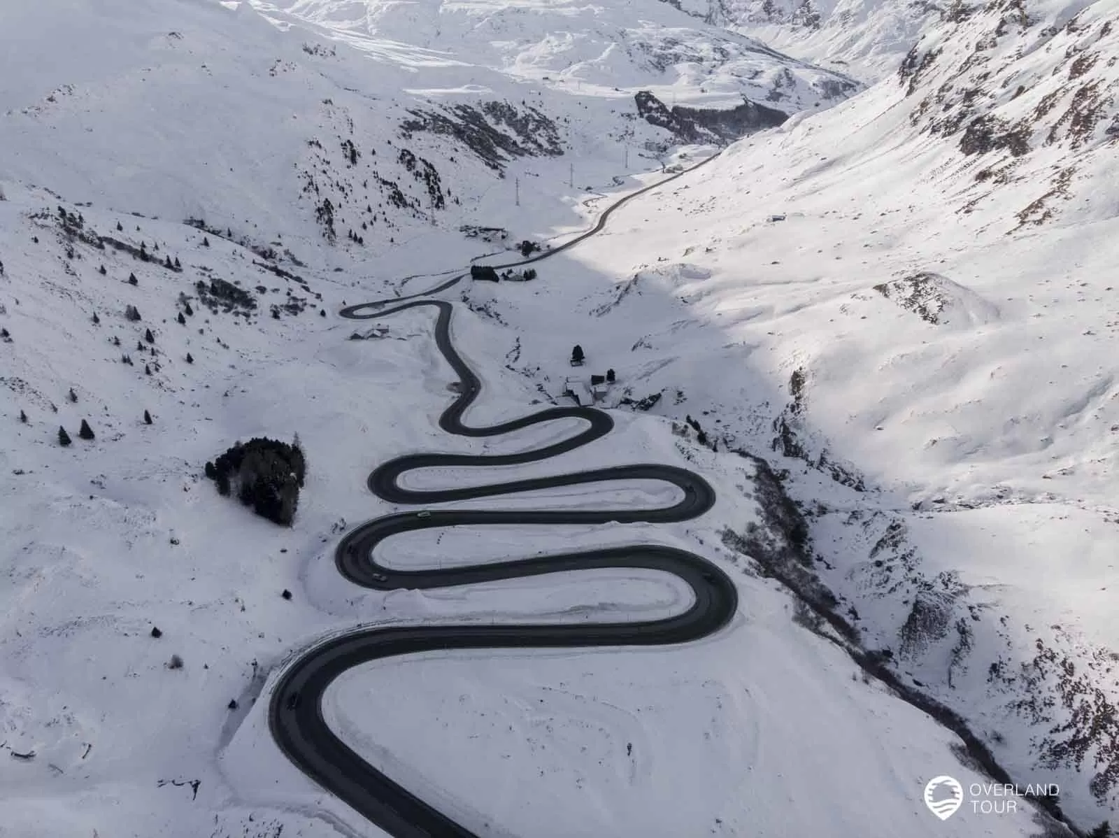 Die Serpentinen des Julier Pass von oben, Graubünden