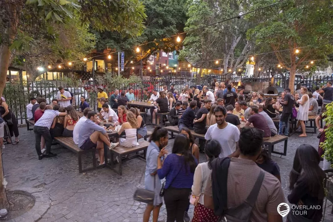 Die Bars und Restaurants empfangen ihre Gäste auch vor ihren Türen und die Captoniens mögen es auf der Straße ihren Sundowner zu trinken