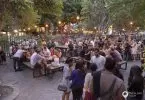 Die Bars und Restaurants empfangen ihre Gäste auch vor ihren Türen und die Captoniens mögen es auf der Straße ihren Sundowner zu trinken