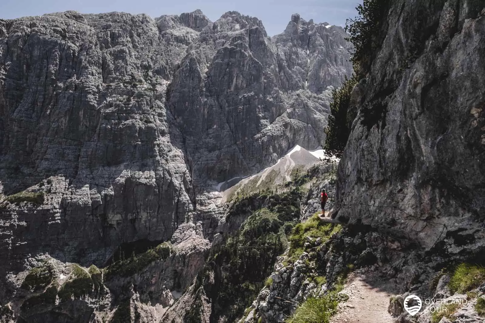 Wanderung zum Lago Di Sorapiss Ich genieße die Aussicht, aber hier ist der Weg recht schmal und Wanderer mit Höhenangst könnten Probleme bekommen