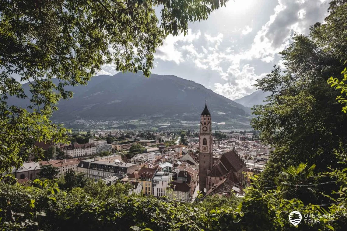 Am Pulverturm die Aussicht auf Meran und Pfarrkirche St. Nikolaus