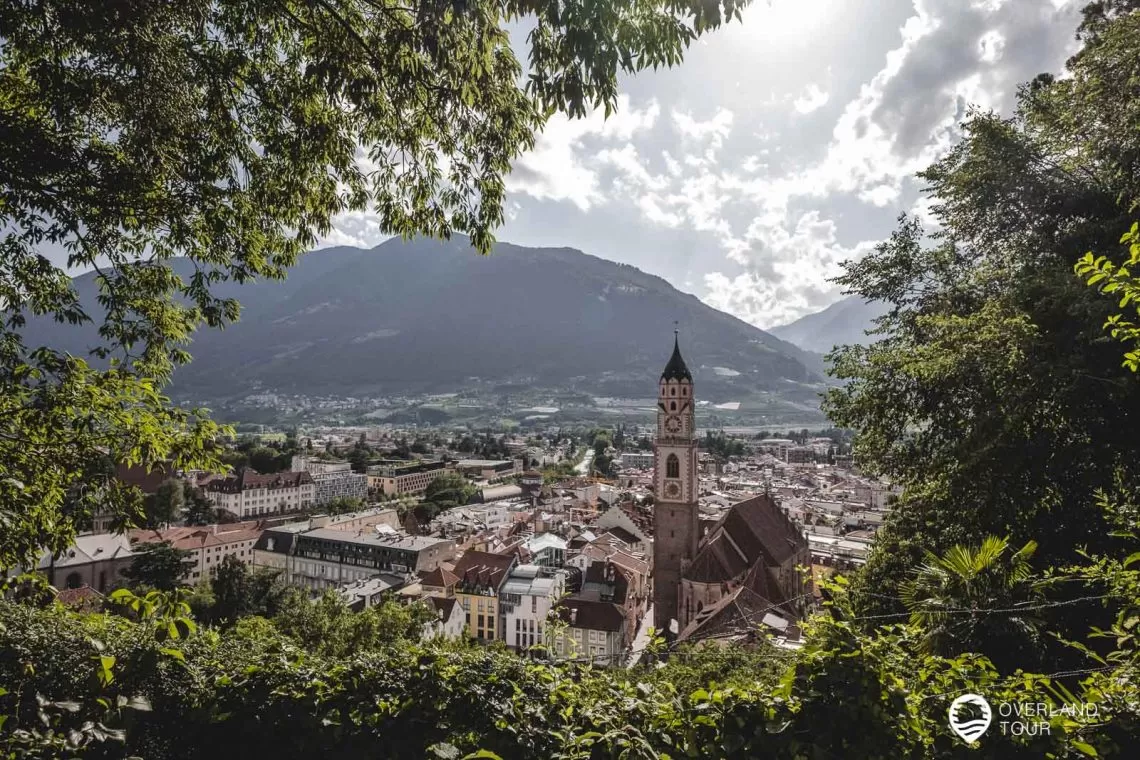 Am Pulverturm die Aussicht auf Meran und Pfarrkirche St. Nikolaus