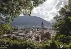 Am Pulverturm die Aussicht auf Meran und Pfarrkirche St. Nikolaus