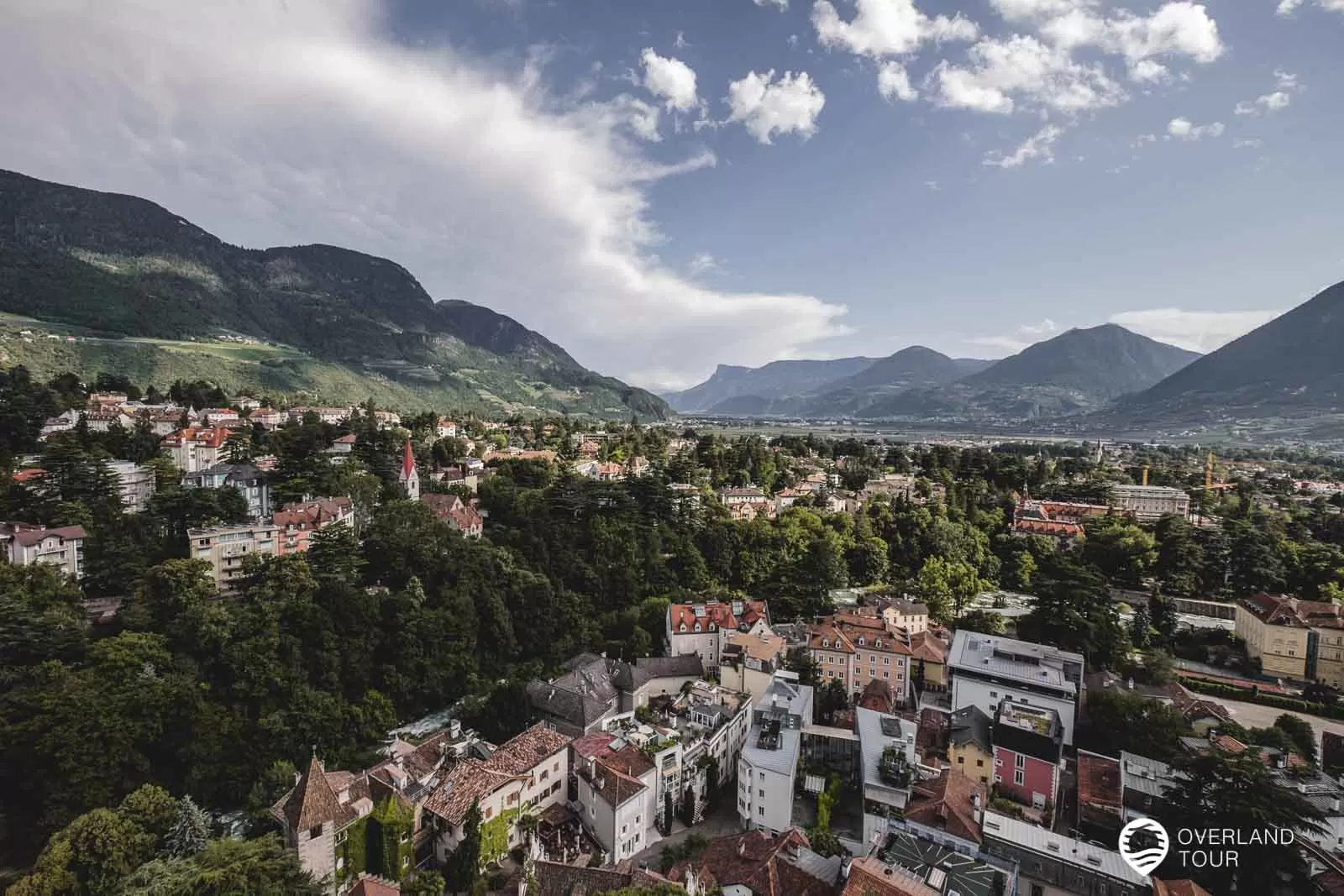Meran - Südtirol Die Aussicht vom Pulverturm herunter auf Meran und das Umland