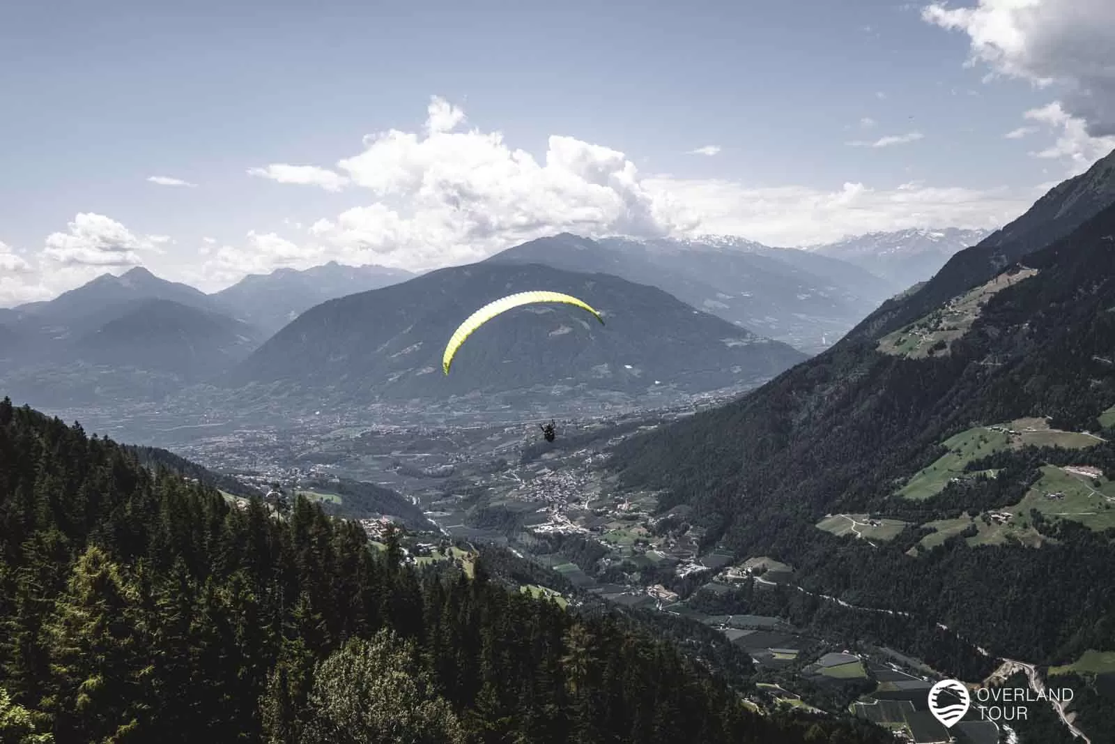 Meran - Südtirol Die Paraglider starten neben der Mountain Lodge Prennanger an der Mittelstation der Hirzer Seilbahn