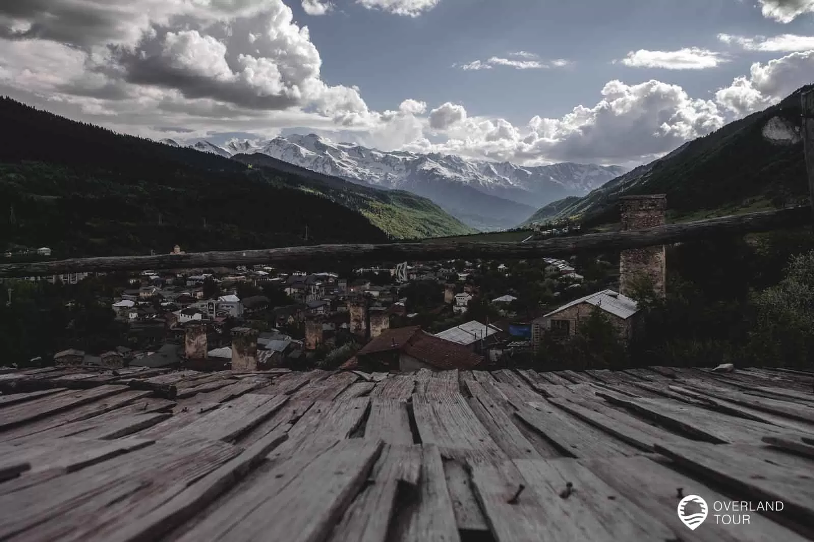 Mestia – Wandern in Swanetien inkl. Wehrtürme Die Aussicht vom Dach eines Wehrturms über Mestia