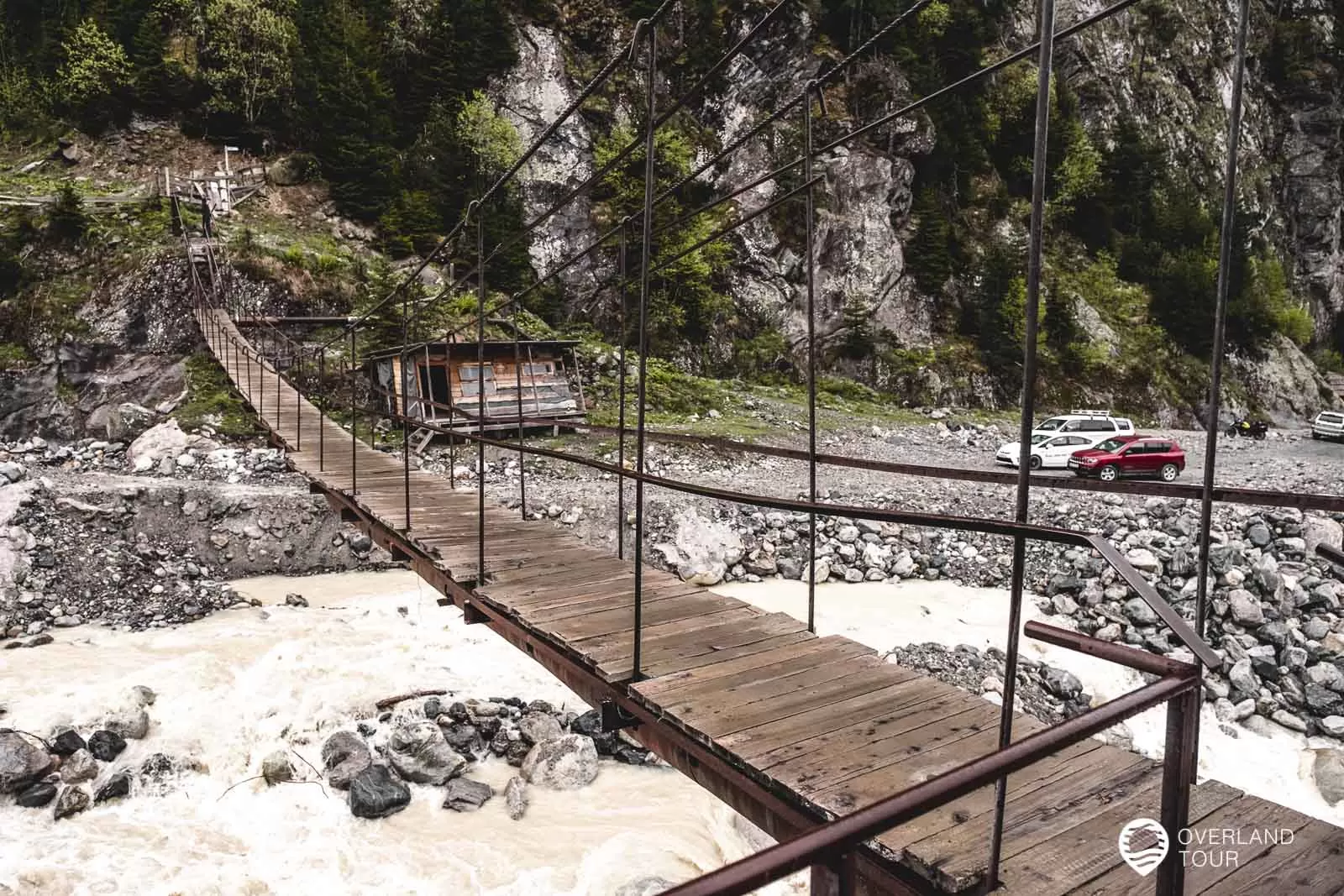 Mestia – Wandern in Swanetien inkl. Wehrtürme Die Hängebrücke bei der Wanderweg zum Chalaadi Gletscher