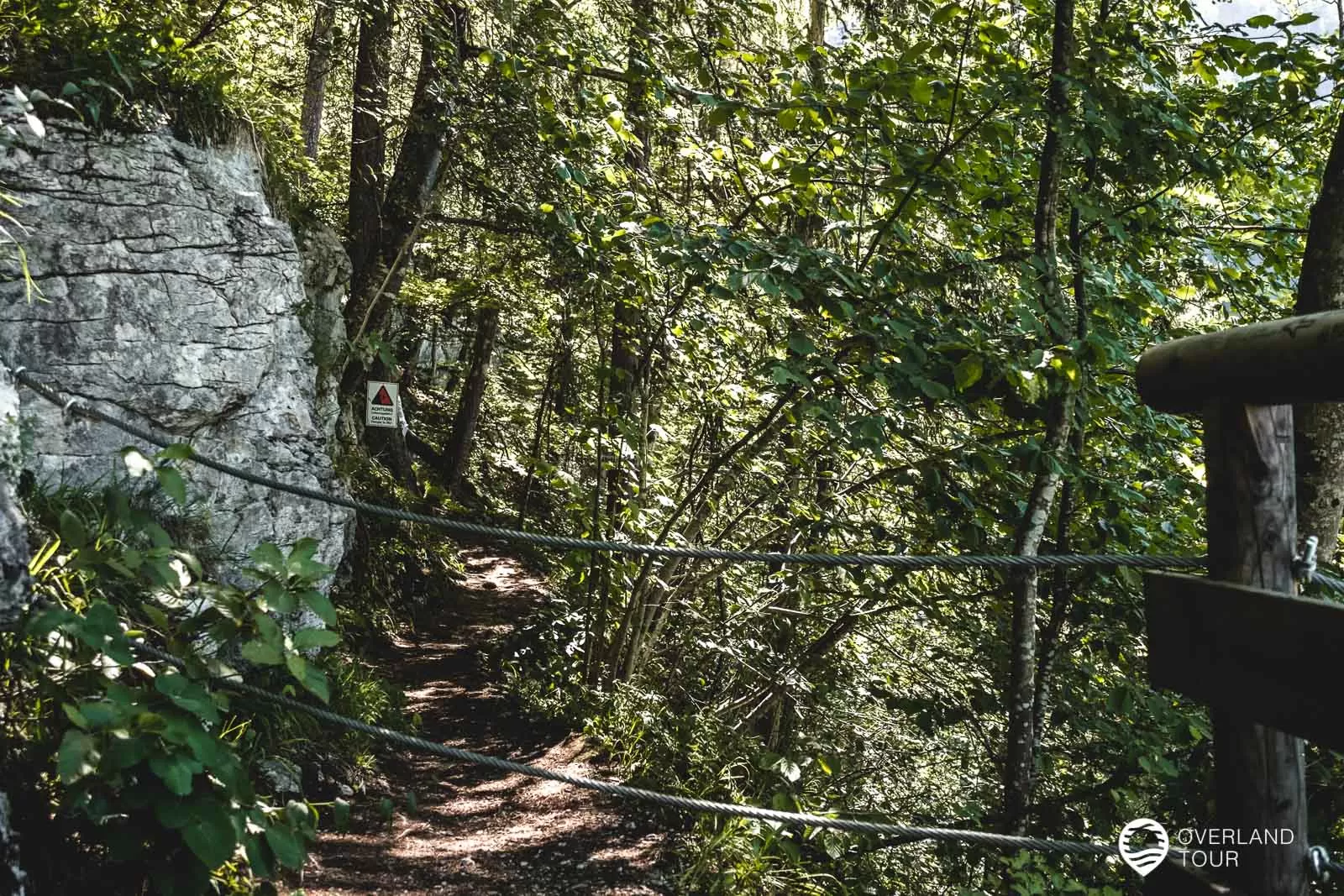 Wanderung zum legendären Naturpool am Königssee Der Aussichtspunkt Rabenwand. Über diese Absperrung musst du hüpfen um weiterzukommen