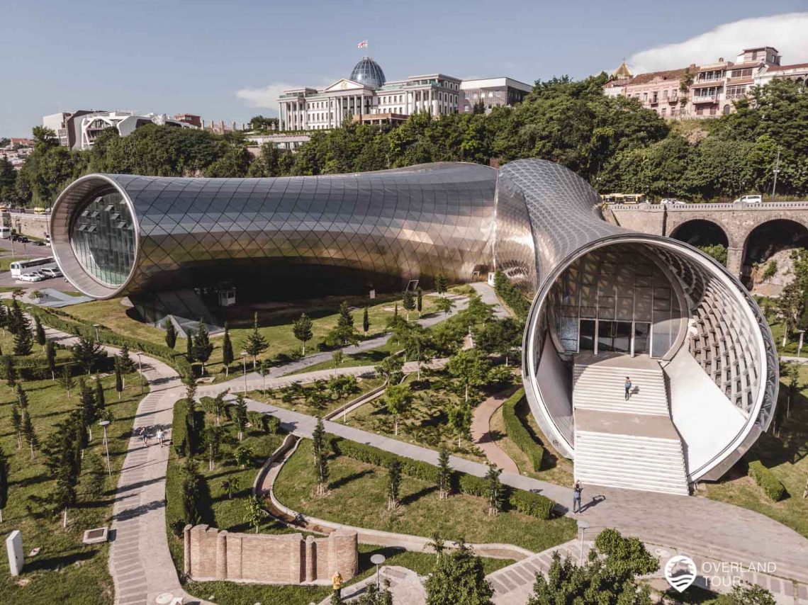 Der Präsidentenpalast, den Rike-Park und die Konzerthalle mit der Drohne fotografiert