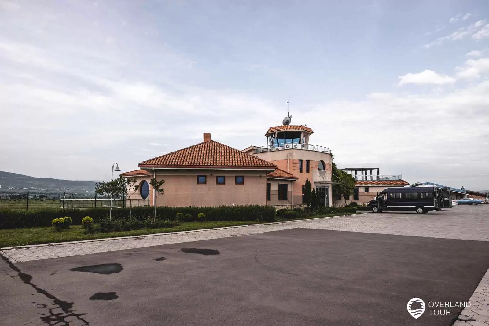 Vanilla Sky - Fliegen innerhalb Georgiens Der Flugplatz Natakhtari bei Tiflis von wo es mit dem Flugzeug nach Mestia geht