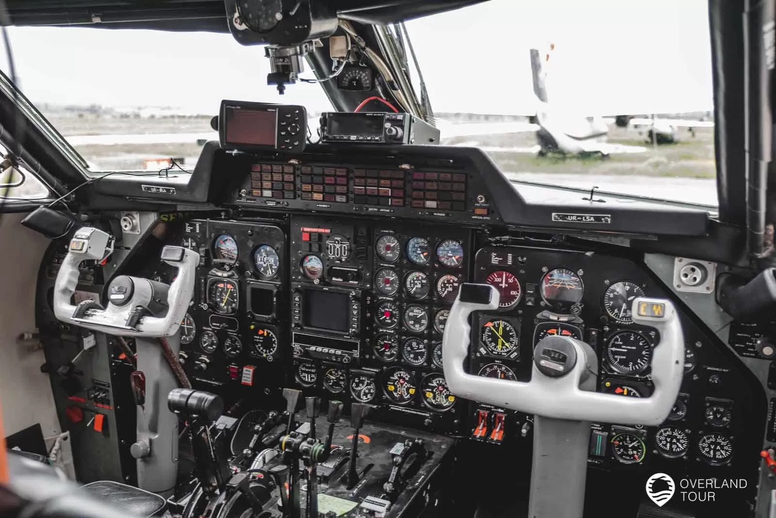 Vanilla Sky - Fliegen innerhalb Georgiens Das Cockpit - Soll ich mal an das Steuer