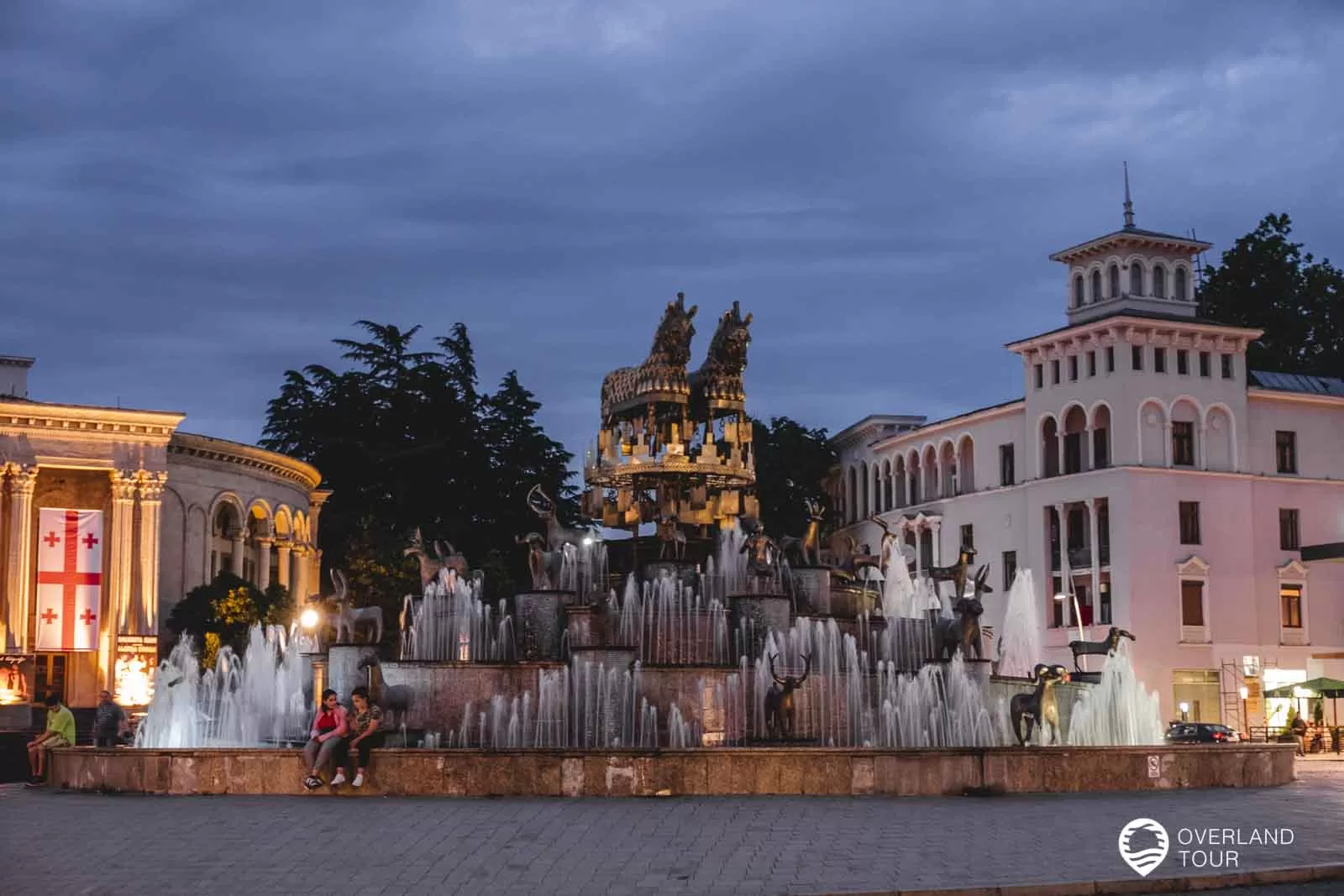 Kutaissi Sehenswürdigkeiten und Umgebung Colchis Springbrunnen von Kutaisi am Abend
