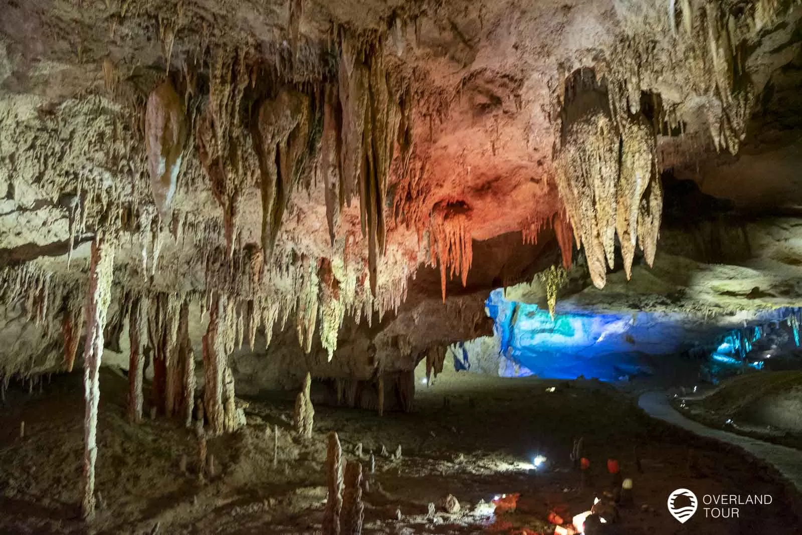 Kutaissi Sehenswürdigkeiten und Umgebung Die bunt illuminierten Prometheus Cave mit ihren Stalaktiten, Stalagmiten, Wasserfällen, unterirdischen Flüssen und Seen