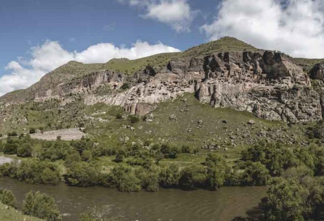 Die Höhlenstadt Wardsia – Die aus einem Berg heraus gemeißelt wurde