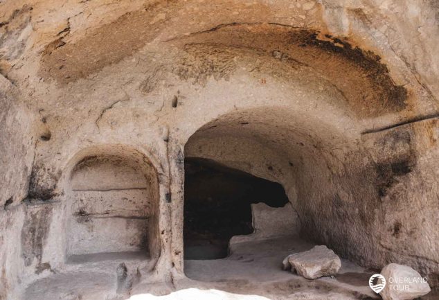 Die Höhlenstadt Wardsia – Die aus einem Berg heraus gemeißelt wurde