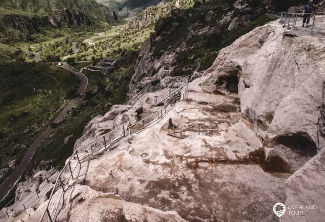 Die Höhlenstadt Wardsia – Die aus einem Berg heraus gemeißelt wurde