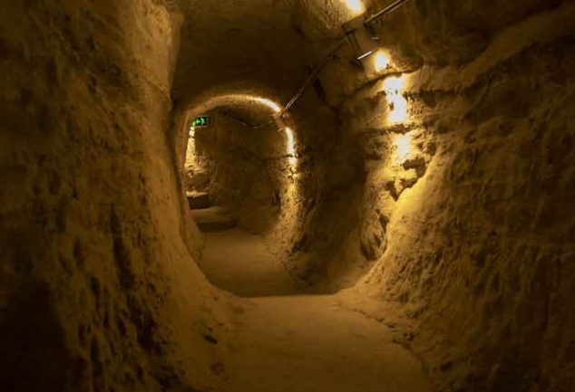 Die Höhlenstadt Wardsia – Die aus einem Berg heraus gemeißelt wurde