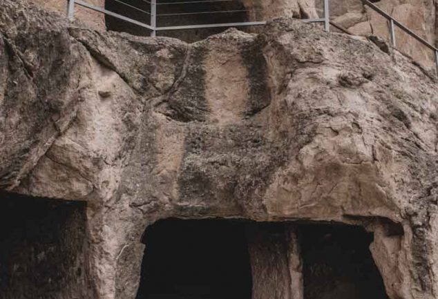 Die Höhlenstadt Wardsia – Die aus einem Berg heraus gemeißelt wurde