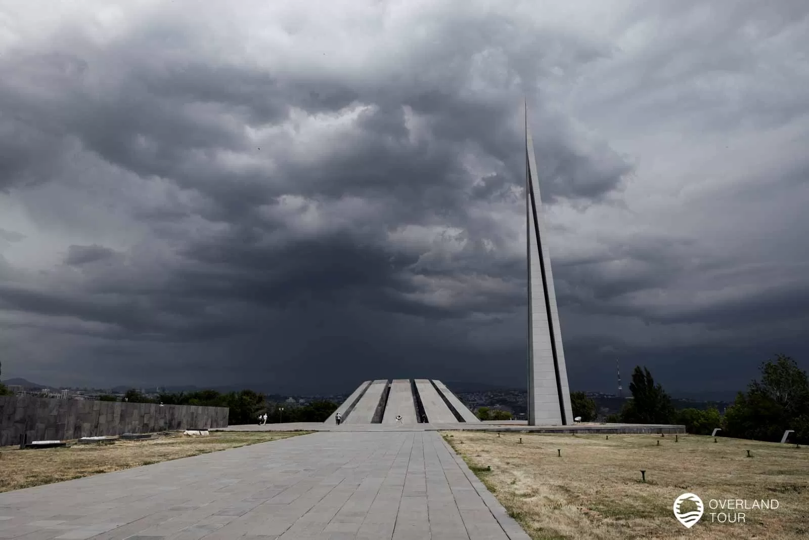 Das armenische Genozid-Denkmal Sehenswürdigkeit Jerewan | Top 5 - Der Völkermord an den Armeniern war einer der ersten systematischen Genozide des 20. Jahrhunderts und geschah während des Ersten Weltkrieges