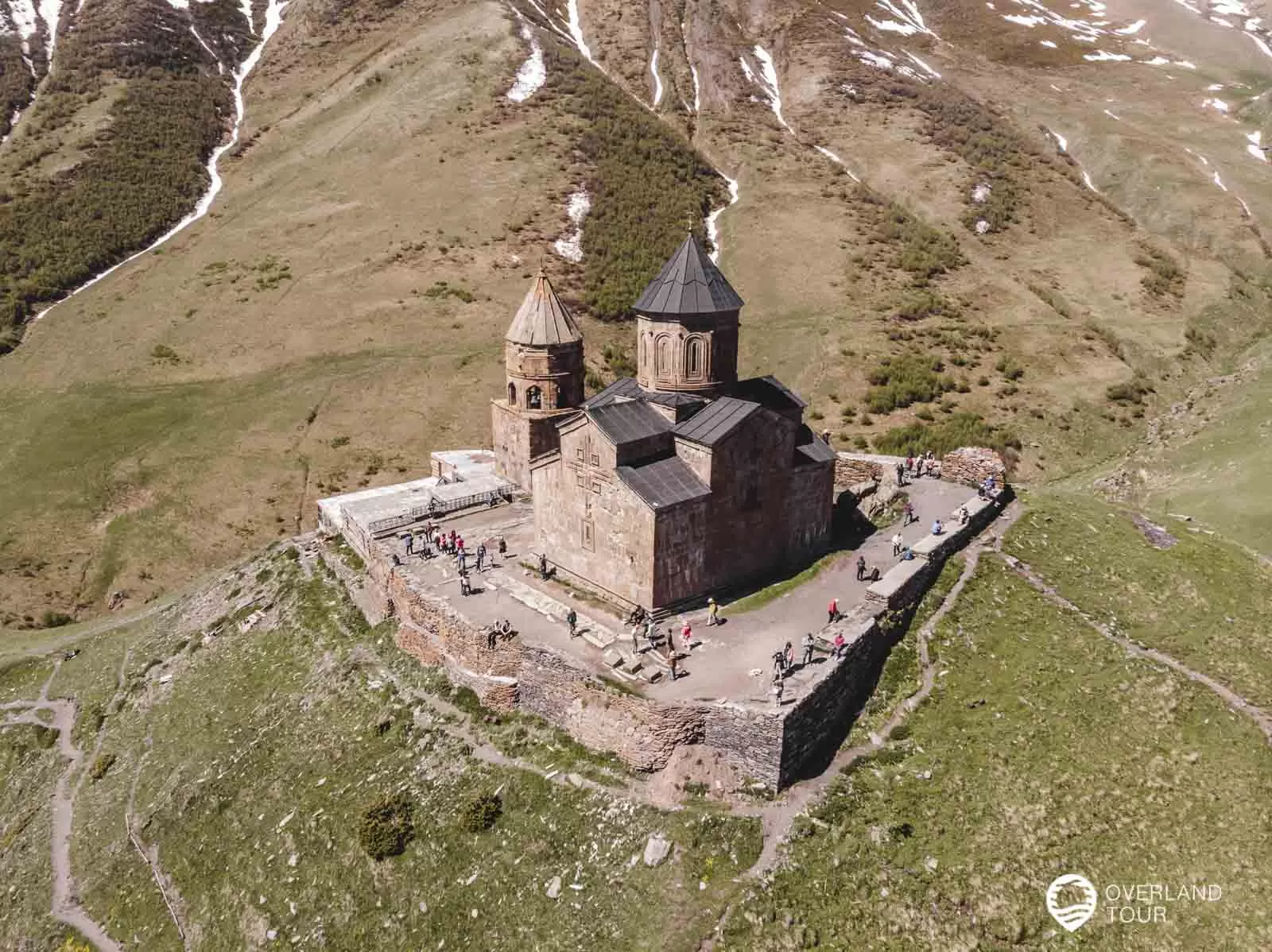 Gergeti Dreifaltigkeitskirche mit Glockenturm aus der Vogelperspektive