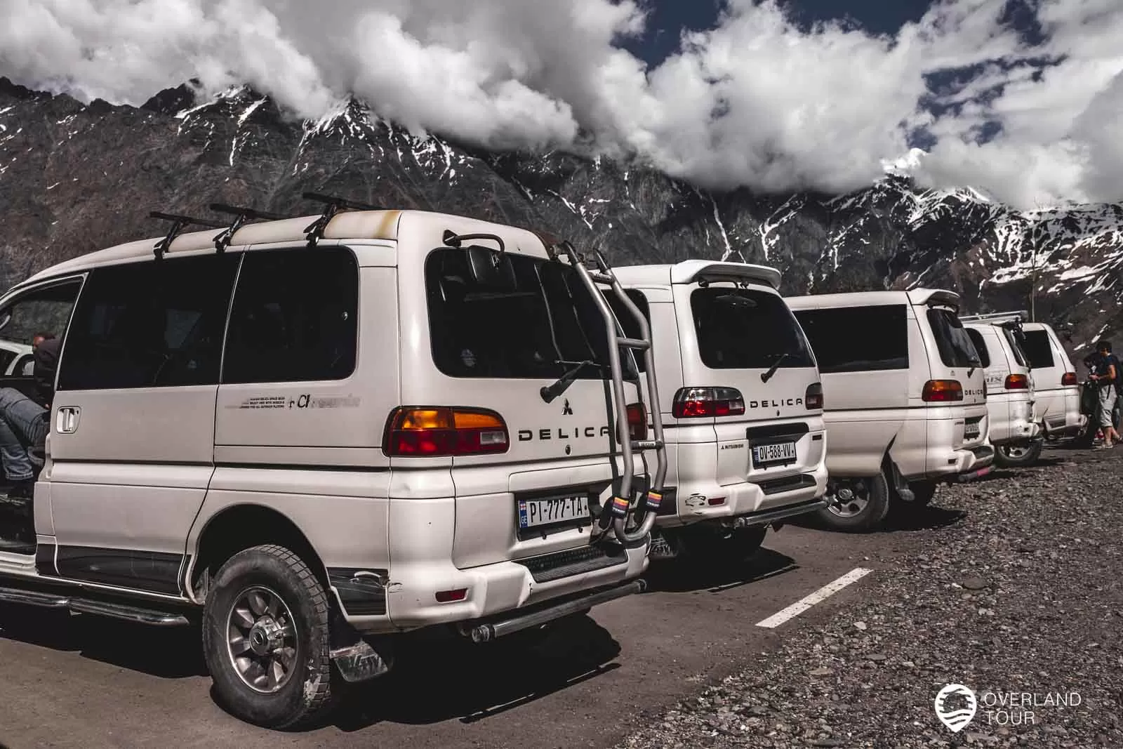 Stepanzminda - Die Gergeti Dreifaltigkeitskirche Diese 4x4 DELICA sind die Tourautos in Georgien