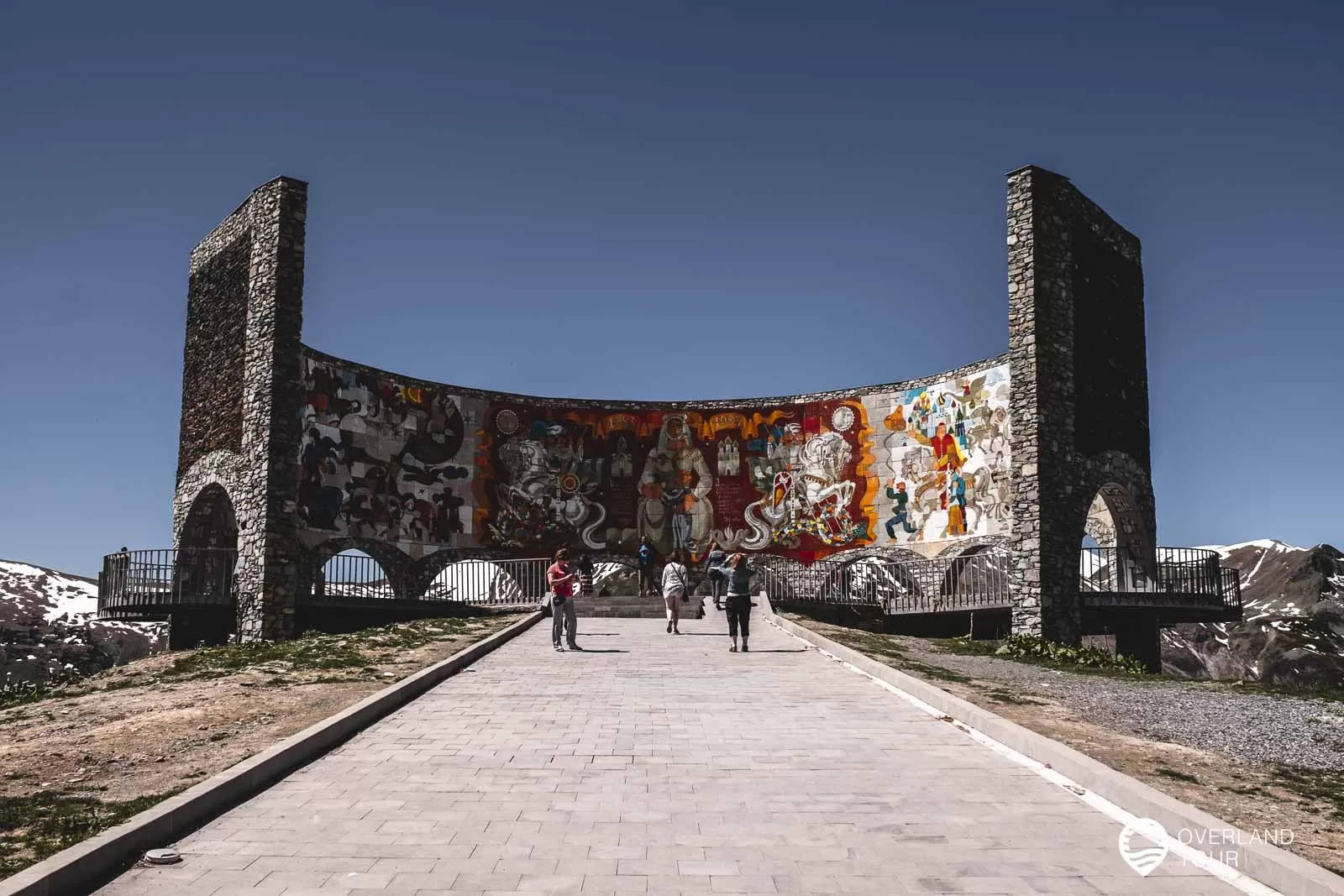 Das Russland-Georgien-Freundschaftsdenkmal auf dem Weg nach Stepanzminda Das Russland-Georgien-Freundschaftsdenkmal auf dem Weg nach Stepanzminda