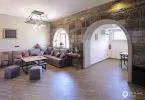 Das Aufenthaltszimmer oder auch die Lobby des Hostels. Hier gibt es eine wunderbare Couchecke mit einem Smart-TV, der auch an das Internet angeschlossen ist. Abends habe ich mich öfters mit anderen Gästen suuper unterhalten