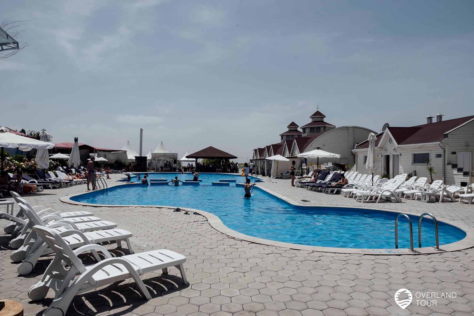 Vahakni Pool and Bar in Jerewan Sehenswürdigkeit Jerewan | Top 11 - Leider trügt der erste Eindruck vom Vahakni Pool and Bar und das Wasser ist viel zu kalt