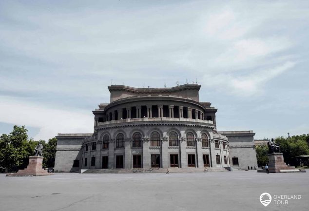 Platz der Freiheit & das armenische Opernhaus Jerewan