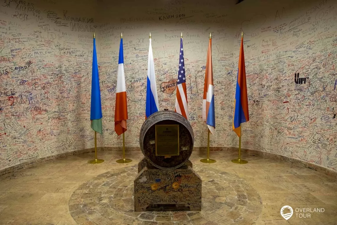 The Peace Barrel Coner - Der einzige Ort in Armenien, an dem die aserbaidschanische Flagge steht