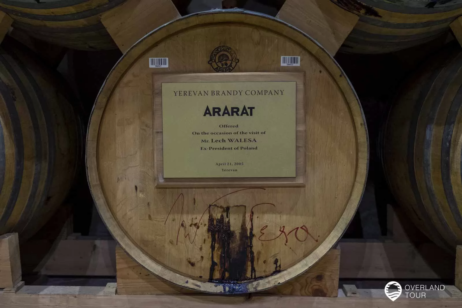 Ararat Brandy Factory Tour Eines der vielen Präsidentenfässer - Hier das Fass von Lech Walesa. Übrigens mal etwas von dem ausglaufenen Brandy mit dem Finger probieren, war recht gut... der Brandy Sirup