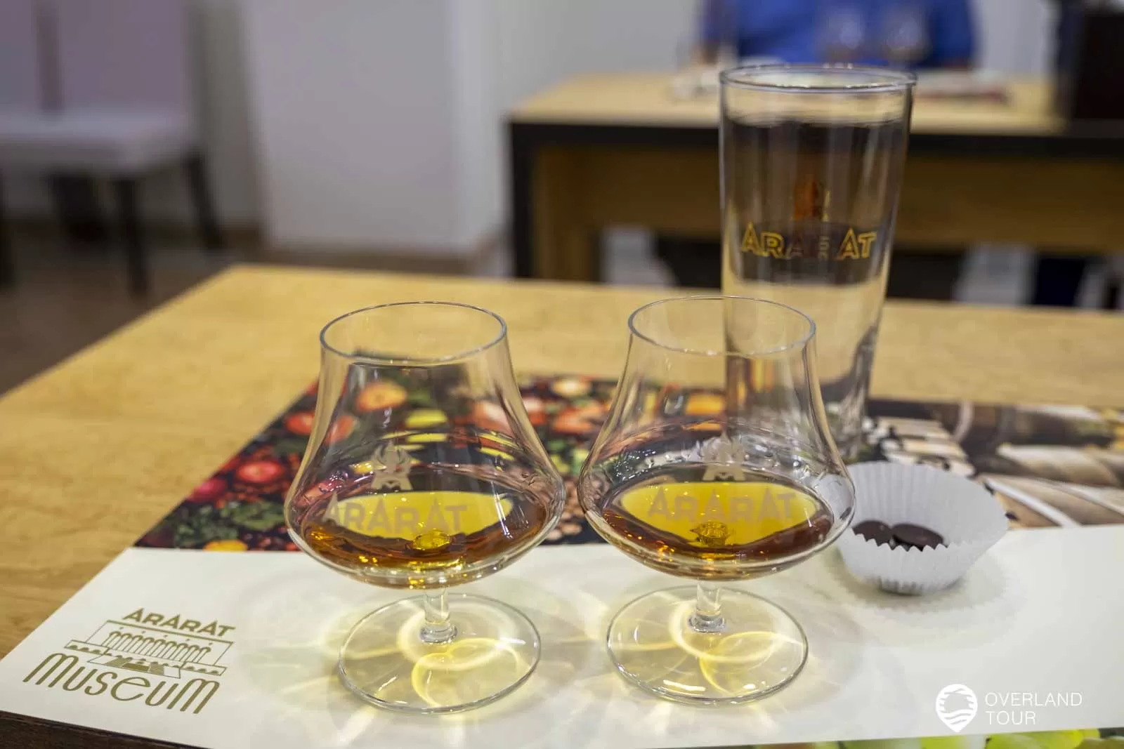 Ararat Brandy Factory Tour Variante 1 der ARARAT Brandy-Tour: Ararat 3 Stars (3 Jahre) und Ararat Akhtamar (10 Jahre)
