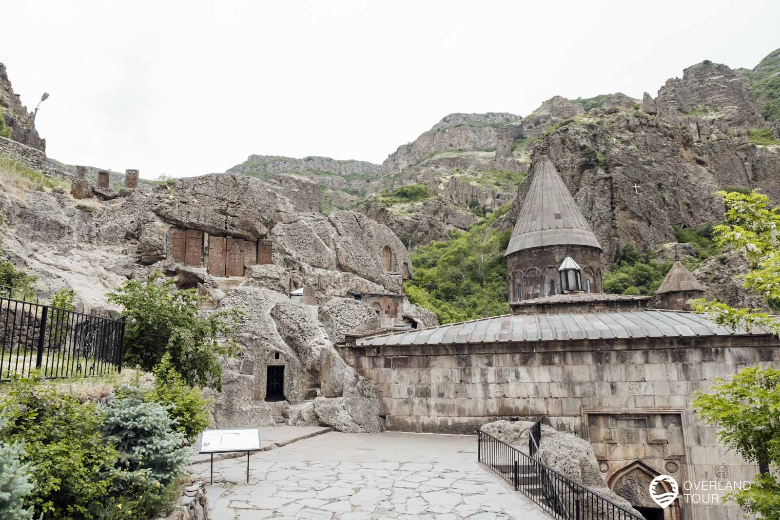 Kloster Geghard - Armenien Der Höhepunkt des Klosters ist die Kirche, die zu einem großen Teil auch in den Felsen gehauen ist die filigrane armenische Steinmetzkunst