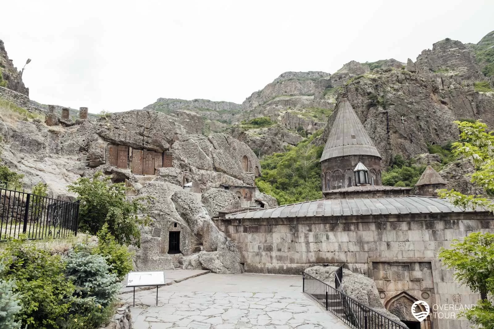 Der Höhepunkt des Klosters ist die Kirche, die zu einem großen Teil auch in den Felsen gehauen ist die filigrane armenische Steinmetzkunst