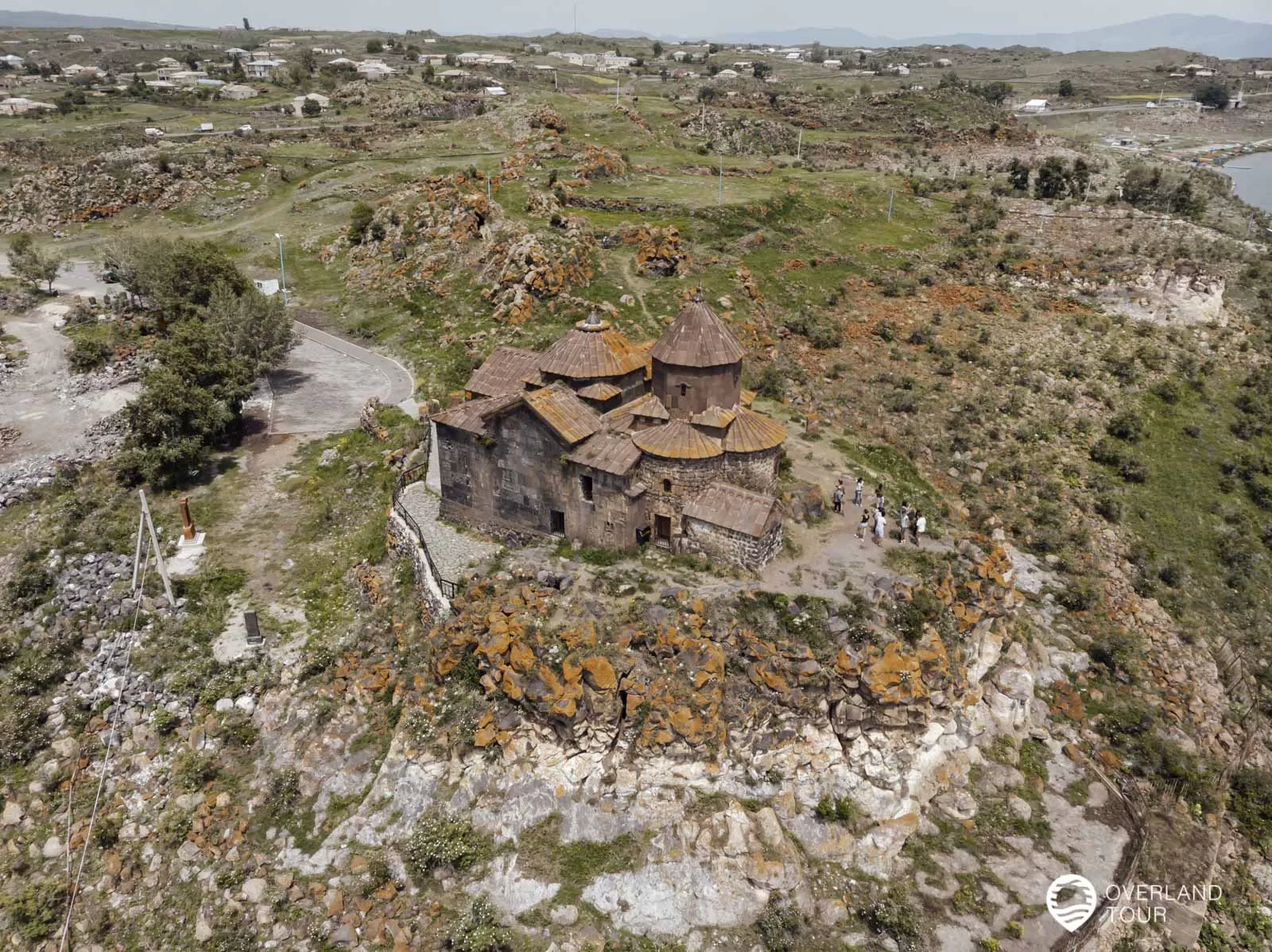 Armenien Sehenswürdigkeiten - Kloster Hayrawank am Lake Sevan Das Kloster Hayrawank liegt auf einer kleinen felsigen Anhöhe direkt am Ufer des Sevan Lakes