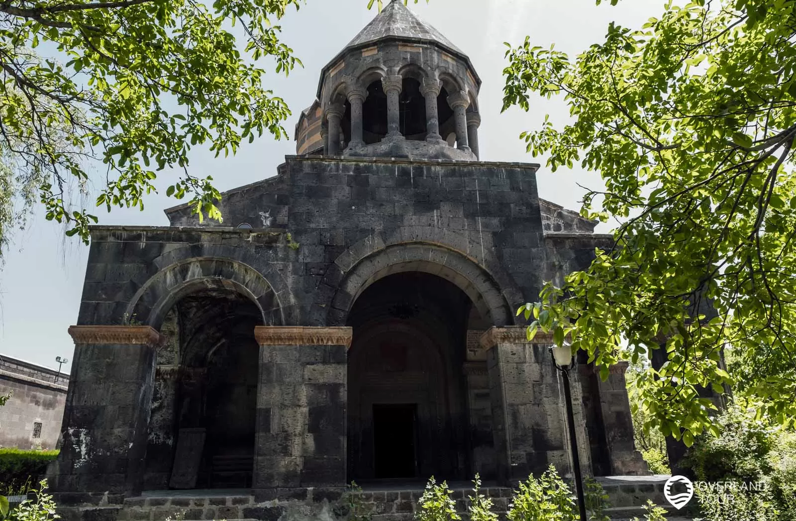 Saint Gevork Monastery of Mughni Mitte des 17. Jahrhunderts wurde die Kirche als eine dreischiffigen Kuppelbasilika erbaut und liegt in der Mitte des Dorfes Mughni