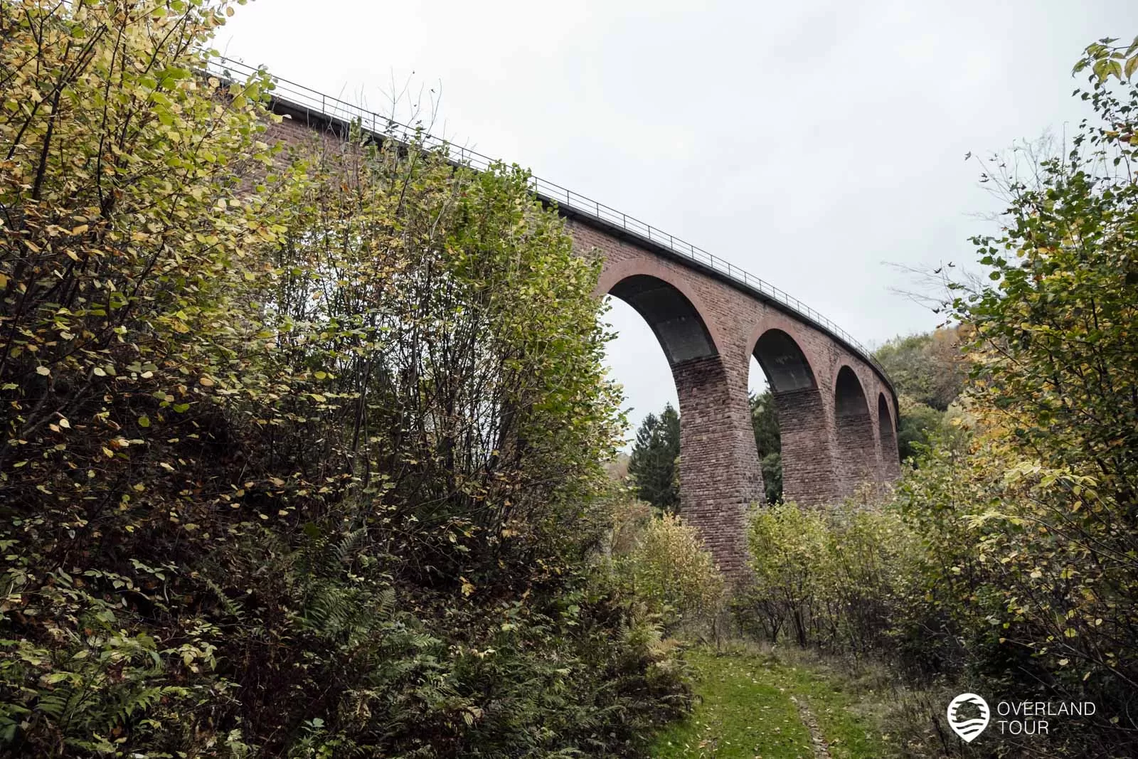 Saar-Hunsrück-Steig 10. Etappe: Börfink-Erbeskopf-Morbach Das Hunsrückbahnviadukt mit seiner Länge von 160 Meter und einer Höhe von 42 Metern