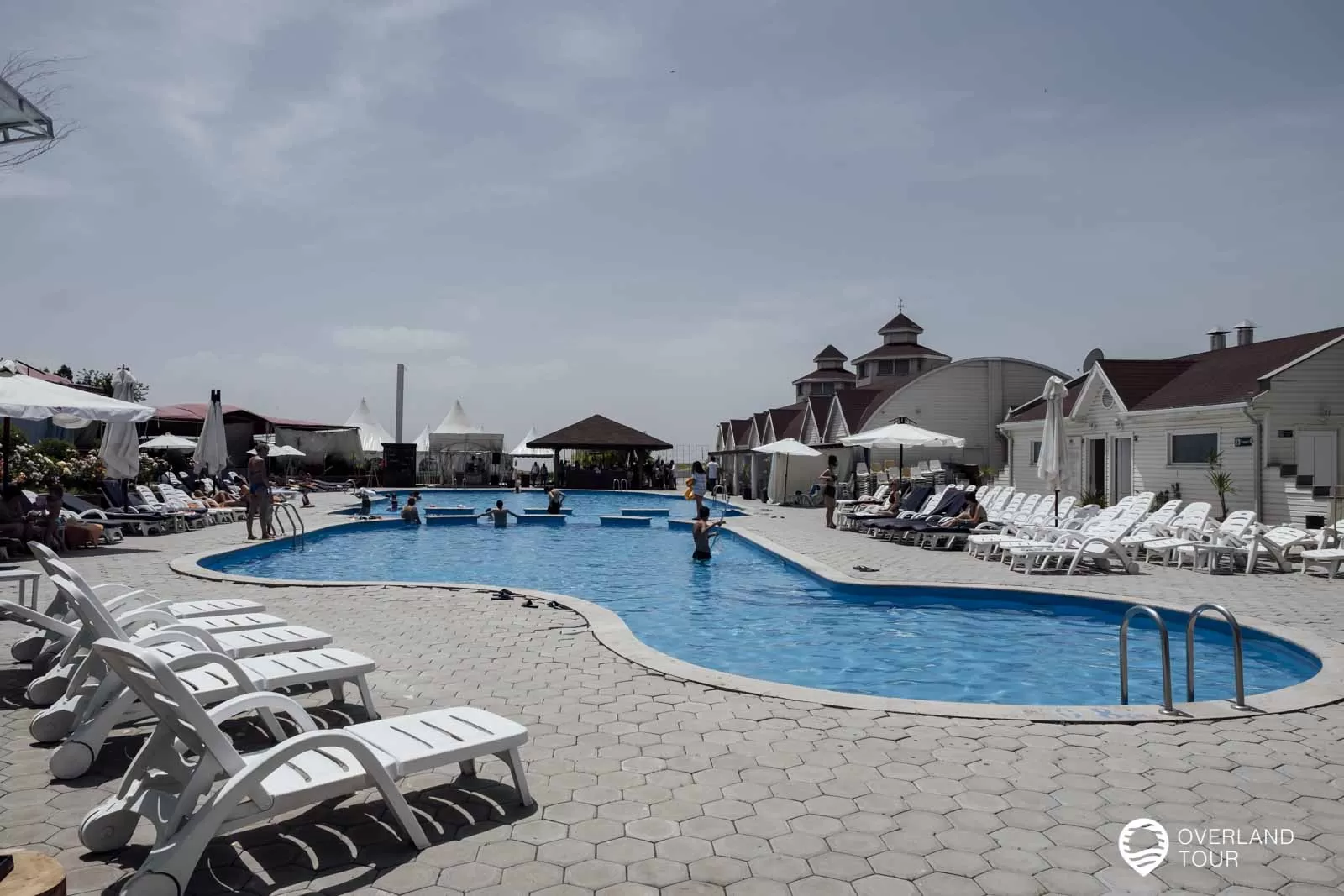 Vahakni Pool and Bar in Jerewan Leider trügt der erste Eindruck vom Vahakni Pool and Bar und das Wasser ist viel zu kalt