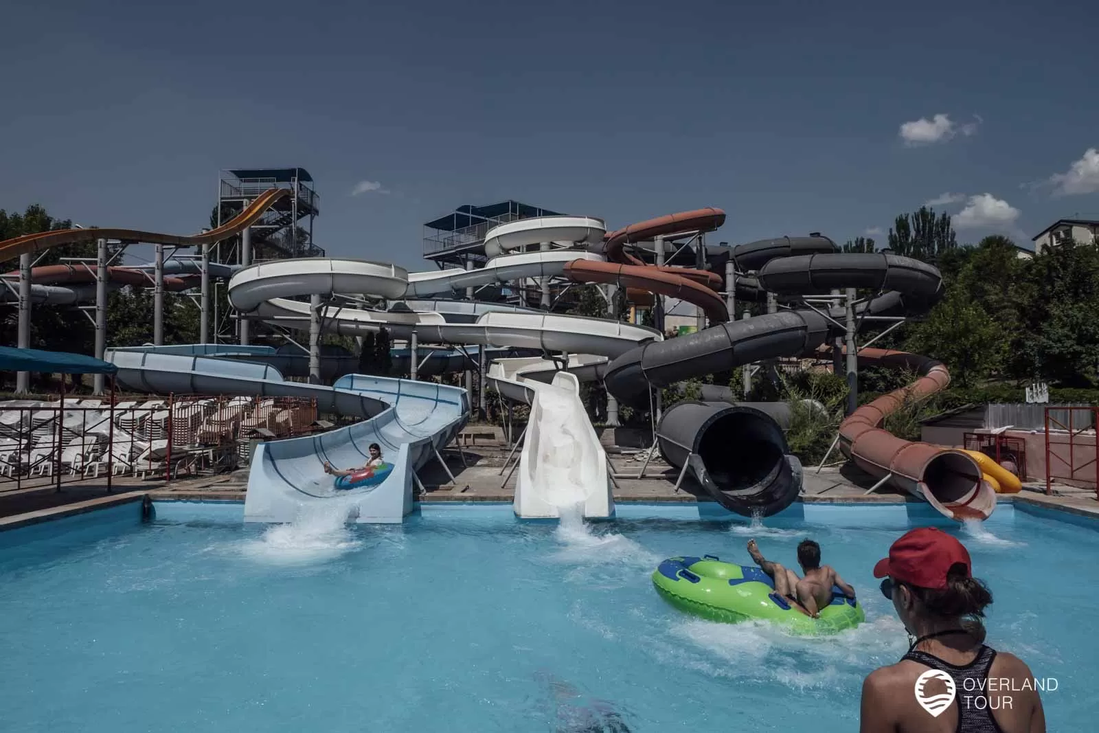 Water World ist ein Bad für Kinder und 7 echte Wasserriesenrutschen