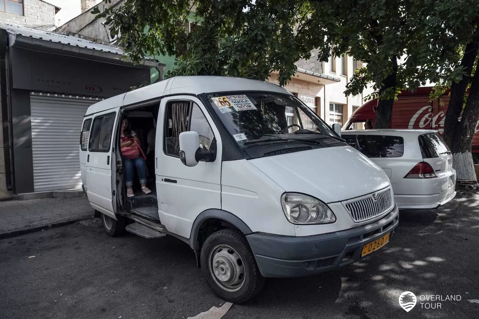 An der Busstation Gai in Yerevan Mit den öffentlichen Verkehrsmitteln geht es zum Garni Tempel