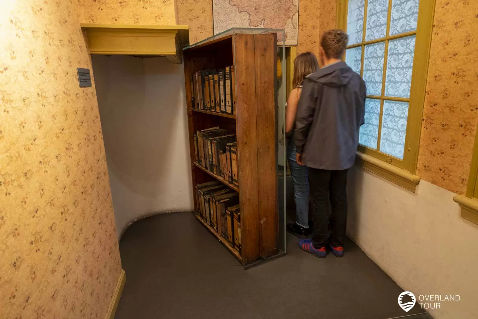Das Anne Frank Haus in Amsterdam Dies ist der schwenkbare Bücherschrank, der der Eingang zum Hinterhaus war