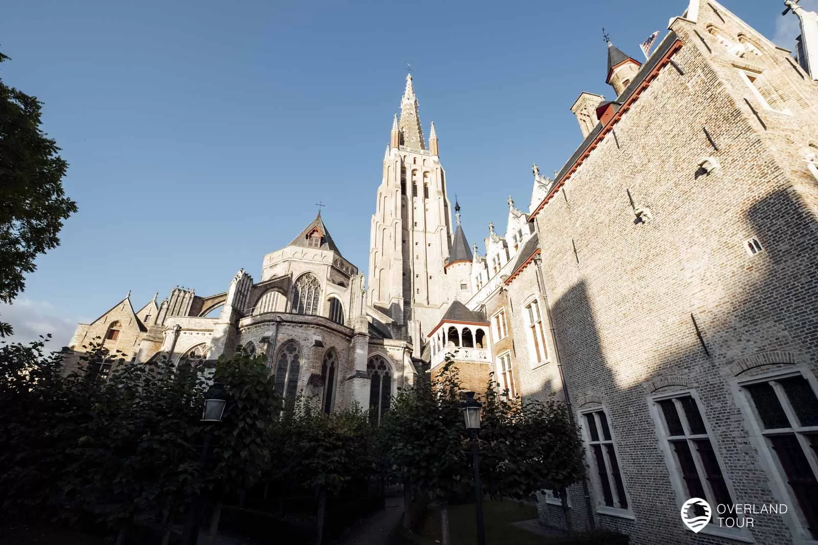 Sehenswürdigkeiten in Brügge - 14 Highlights für einen Tagesausflug Die Liebfrauenkirche von der Bonifazius-Brücke aus betrachtet