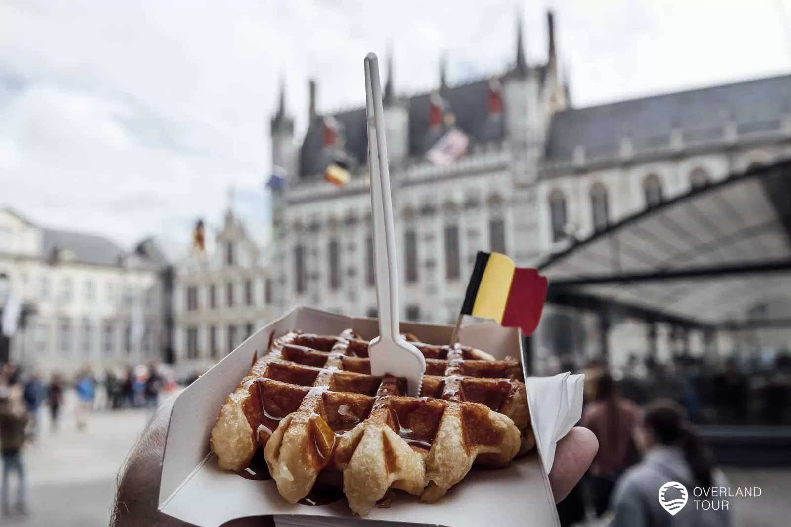 Sehenswürdigkeiten in Brügge - 14 Highlights für einen Tagesausflug Die Waffel wird am Burgplatz vernascht