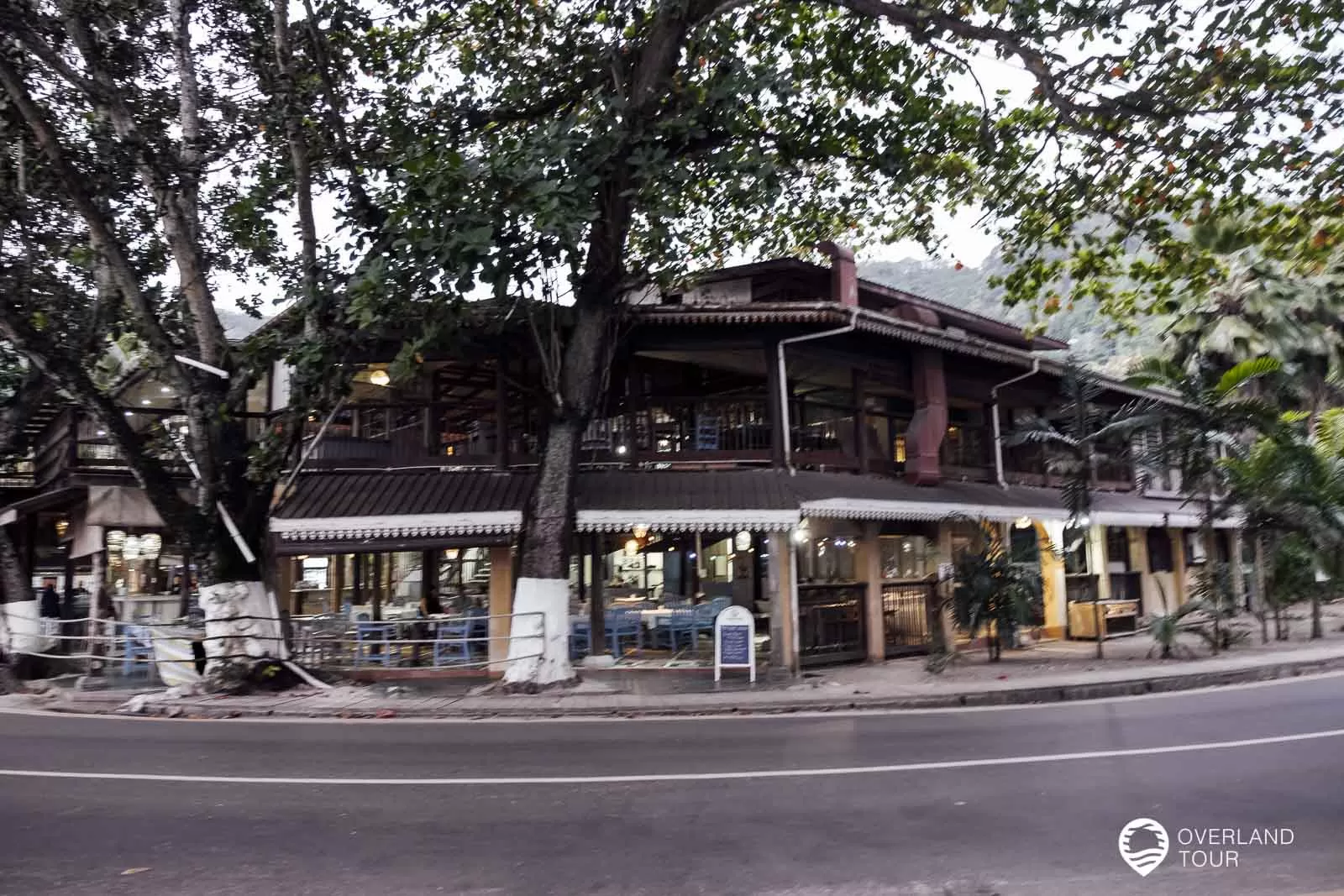 Seychellen: Mahé Sehenswürdigkeiten, Strände und Tipps Das Boat House Restaurant im Norden mit seinem All-You-Can-Eat Buffet