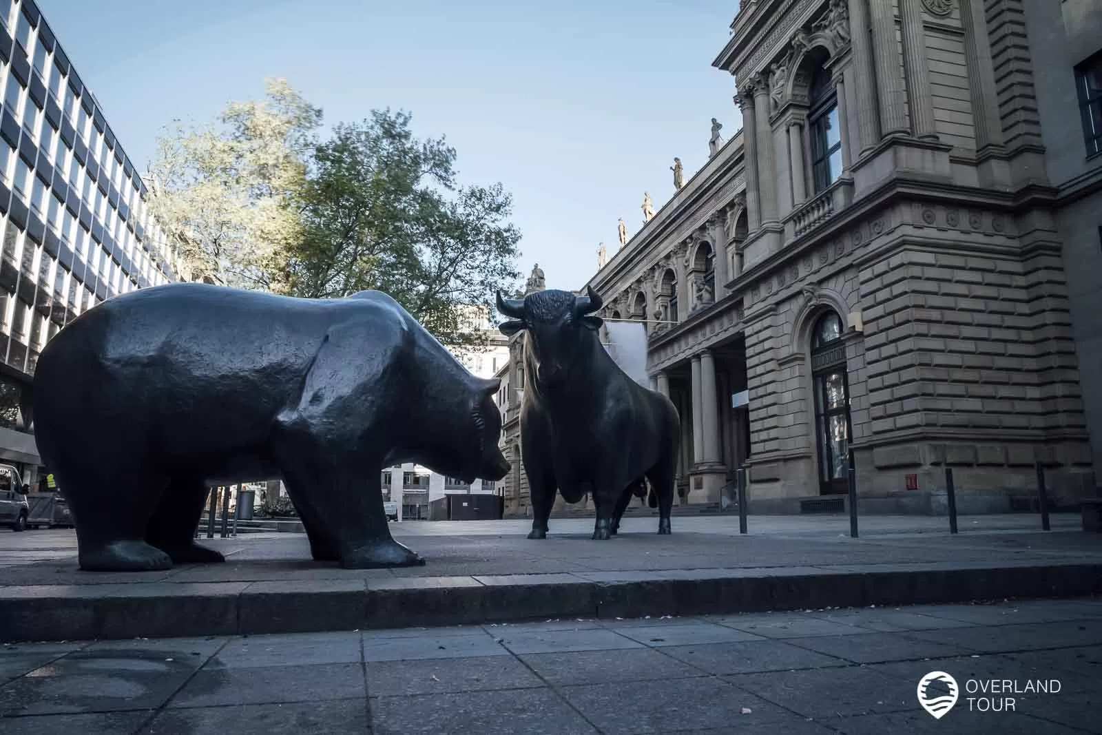 Bull & Bear, die bronzenen Symbolfiguren der Börsianer stehen vor der Frankfurter Börse
