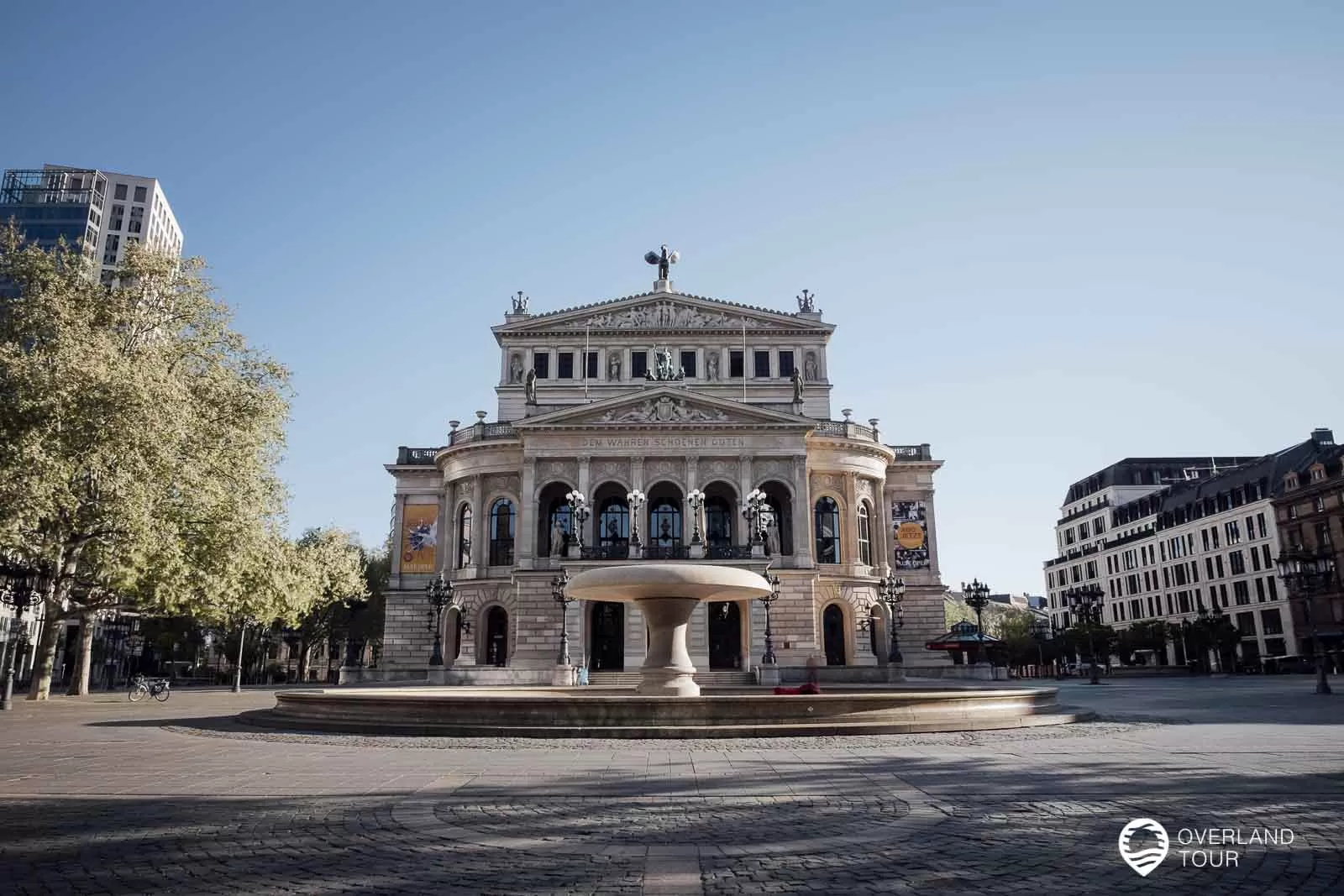 Die Alte Oper wurde 1873 bis 1880 als Opernhaus der Städtischen Bühnen erbaut