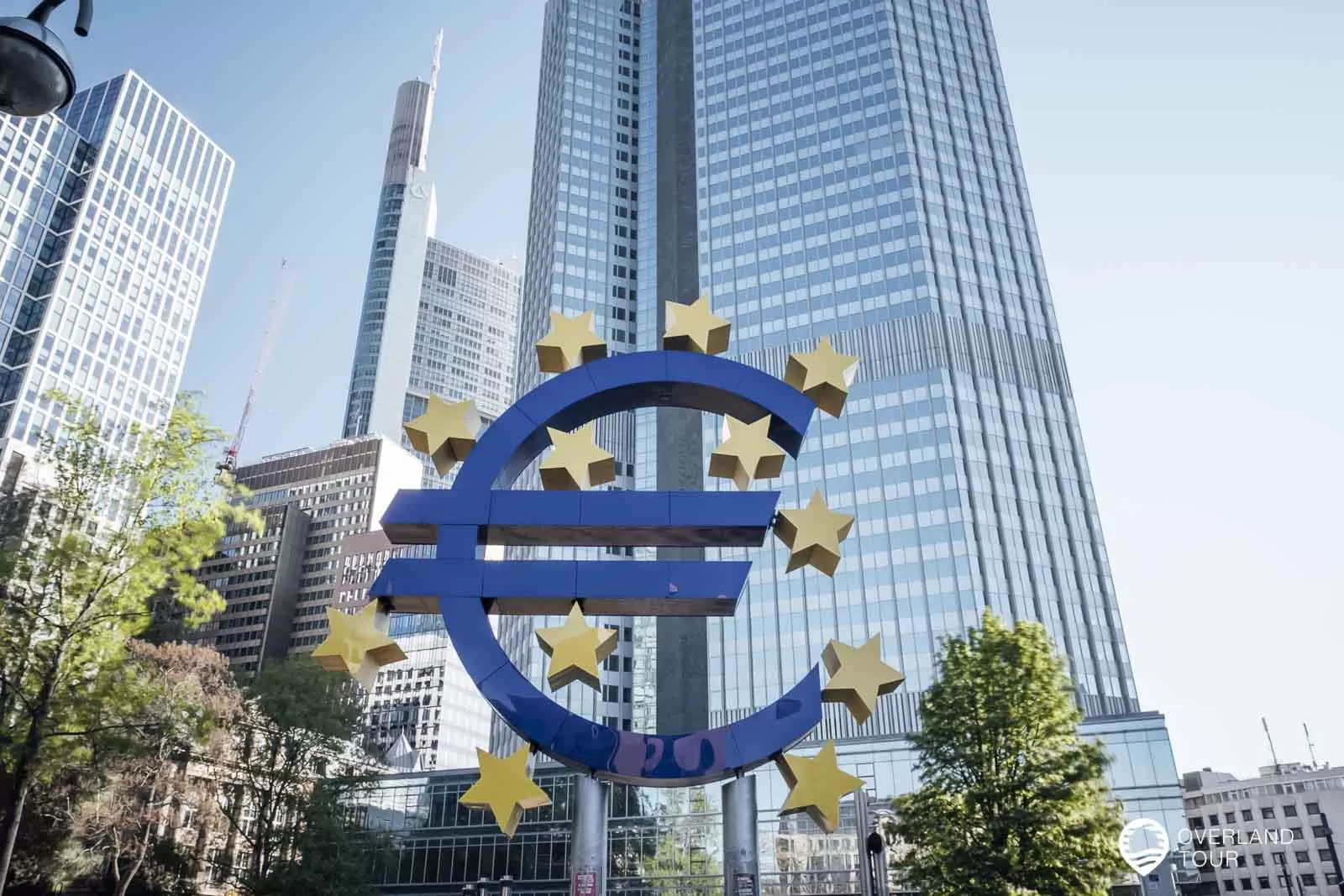 Das Euro Zeichen in Frankfurt am Main symbolisiert ein gemeinsames Europa mit einer gemeinsamen Währung – dem Euro