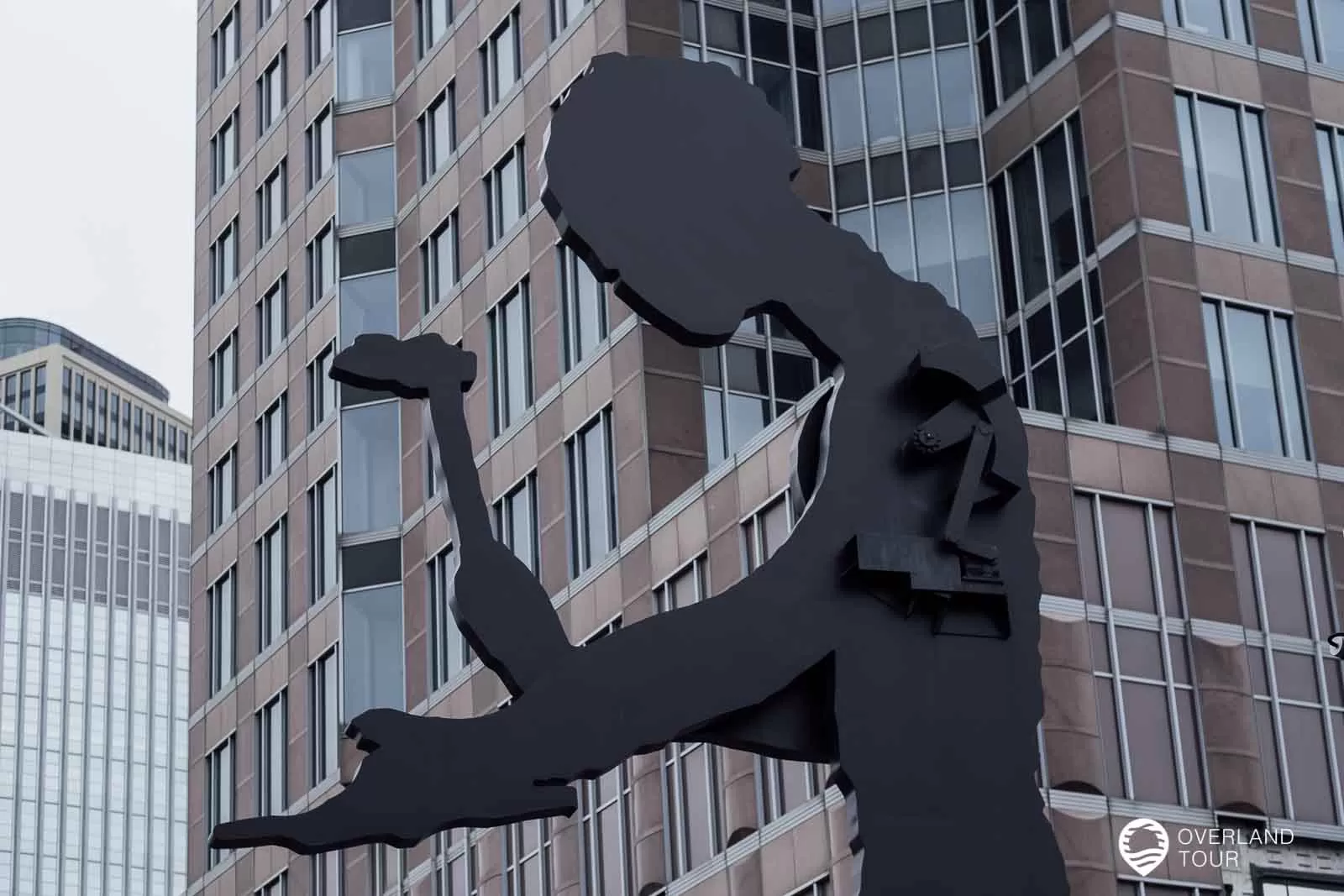 Der Hammermann (Hammering Man) am Messeturm